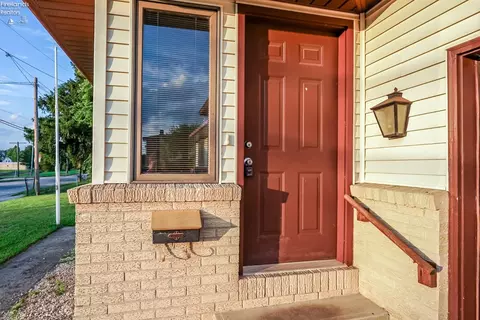 118 E Maple St, Clyde, OH 43410 photo 3