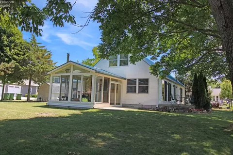 647 Park Ln, Lakeside, OH 43440