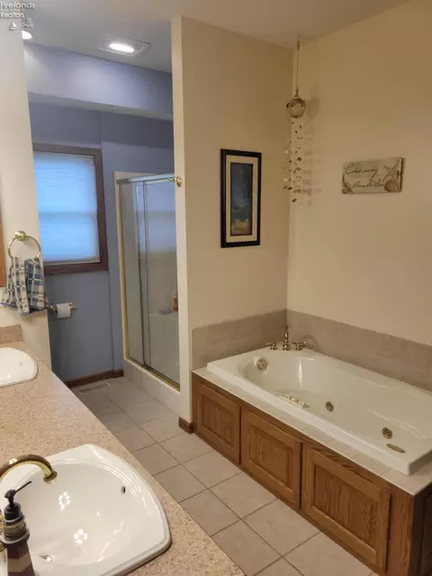 Bath - 5499 E Mistic Bay Blvd, Marblehead, OH 43440 photo 1 of 6