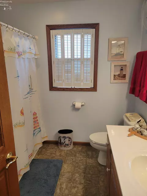 Bath - 5499 E Mistic Bay Blvd, Marblehead, OH 43440 photo 5 of 6