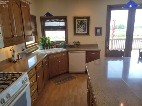Kitchen - 5499 E Mistic Bay Blvd, Marblehead, OH 43440 photo 4 of 6