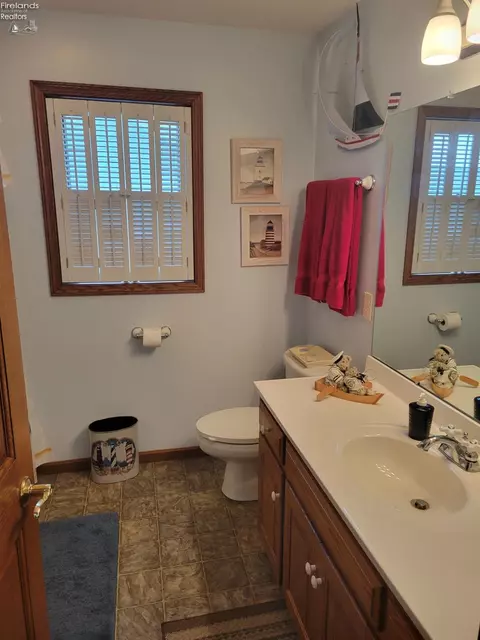 Bath - 5499 E Mistic Bay Blvd, Marblehead, OH 43440 photo 4 of 6
