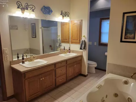 Bath - 5499 E Mistic Bay Blvd, Marblehead, OH 43440 photo 2 of 6