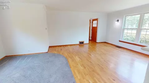 Living - 604 Euclid St, Willard, OH 44890 photo 3 of 5