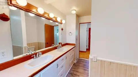 Bath - 604 Euclid St, Willard, OH 44890 photo 1 of 3