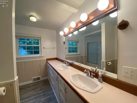 Bath - 604 Euclid St, Willard, OH 44890 photo 2 of 3