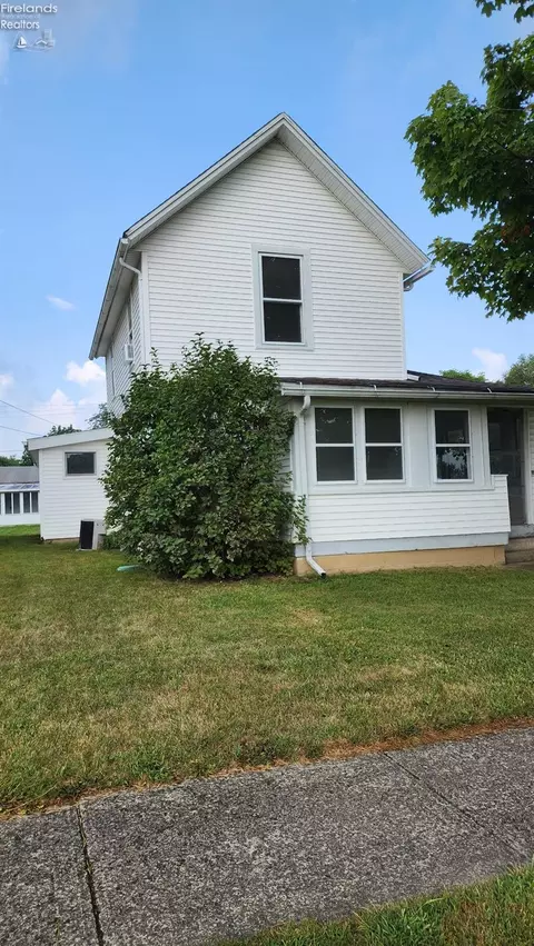 11 N Main St, Willard, OH 44890