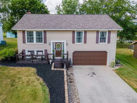 508 Cottonwood Dr, Willard, OH 44890