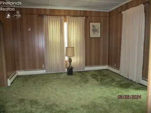 404 W Emerald St, Willard, OH 44890 photo 5