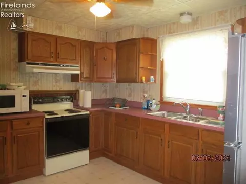 404 W Emerald St, Willard, OH 44890 photo 7