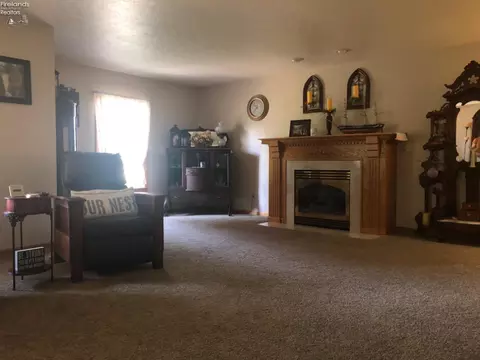 Living - 911 Bogart Rd, Huron, OH 44839 photo 2 of 2