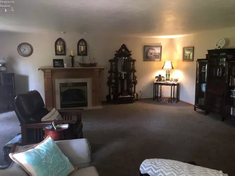 Living - 911 Bogart Rd, Huron, OH 44839 photo 1 of 2