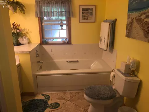 Bath - 911 Bogart Rd, Huron, OH 44839 photo 1 of 3