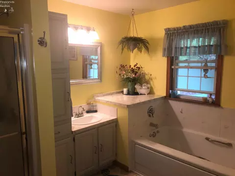 Bath - 911 Bogart Rd, Huron, OH 44839 photo 2 of 3
