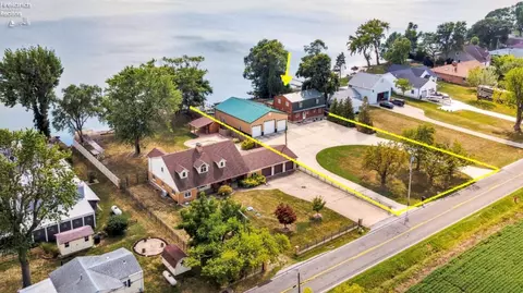 1060 E Hickory Grove Rd, Port Clinton, OH 43452