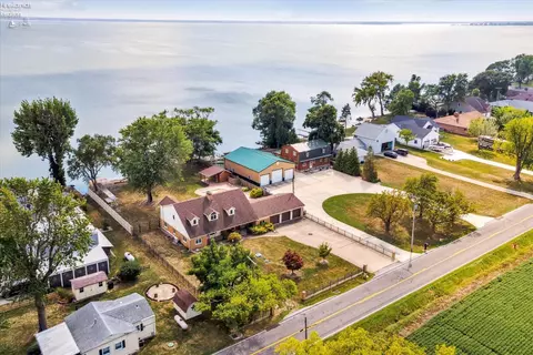 1086 E Hickory Grove Rd, Port Clinton, OH 43452