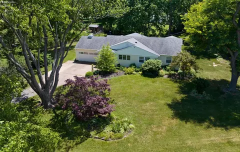4132 N Vineyard Dr, Port Clinton, OH 43452