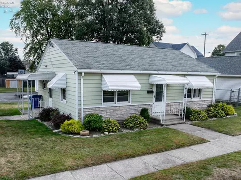 1704 Croghan St, Fremont, OH 43420