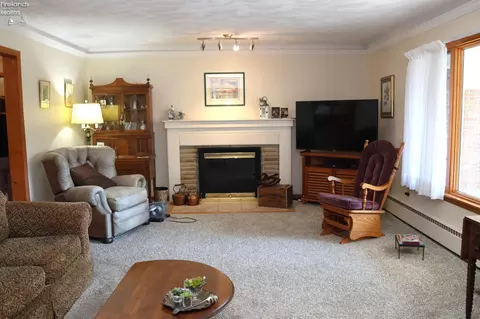 Living - 715 Maplewood St, Willard, OH 44890 photo 2 of 3