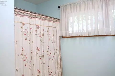 Bath - 715 Maplewood St, Willard, OH 44890 photo 2 of 4