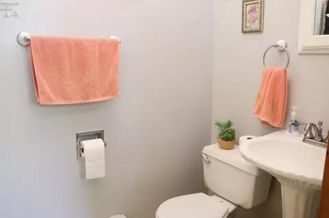 Bath - 715 Maplewood St, Willard, OH 44890 photo 3 of 4