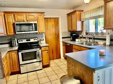 Kitchen - 524 Washington Ave, Huron, OH 44839 photo 2 of 3