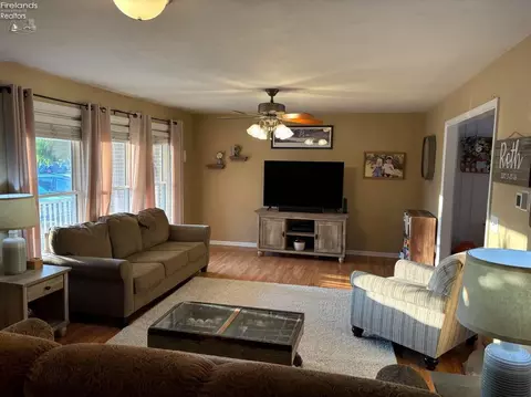 Living - 524 Washington Ave, Huron, OH 44839 photo 1 of 2