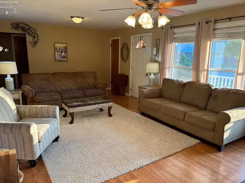Living - 524 Washington Ave, Huron, OH 44839 photo 2 of 2