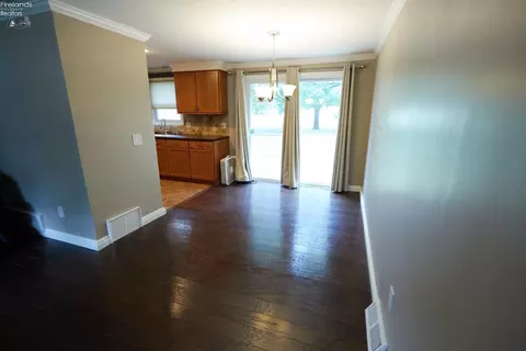 Dining - 720 Gloucester, Huron, OH 44839 photo 1 of 1