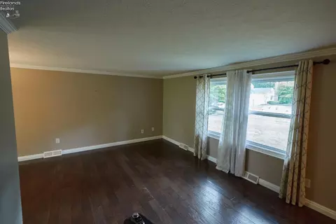 Living - 720 Gloucester, Huron, OH 44839 photo 2 of 3