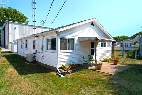 393 Hidden Beach Rd, Marblehead, OH 43440