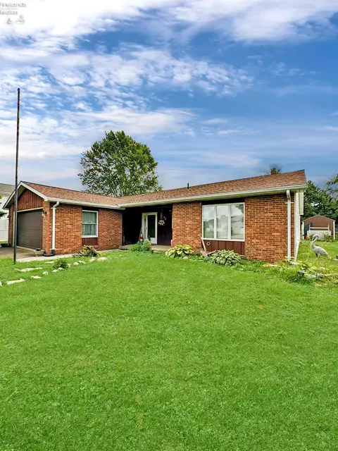 412 Birchwood Dr, Sandusky, OH 44870