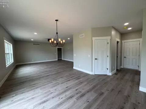 Living - 10 Eagle View Dr, Monroeville, OH 44847 photo 2 of 4