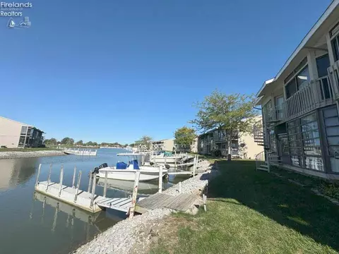 6316 N Harris Harbor Dr, Oak Harbor, OH 43449