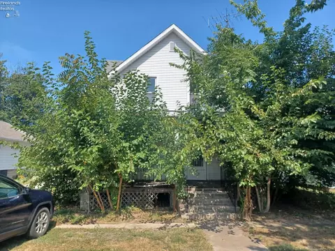 508 W 3rd St, Port Clinton, OH 43452