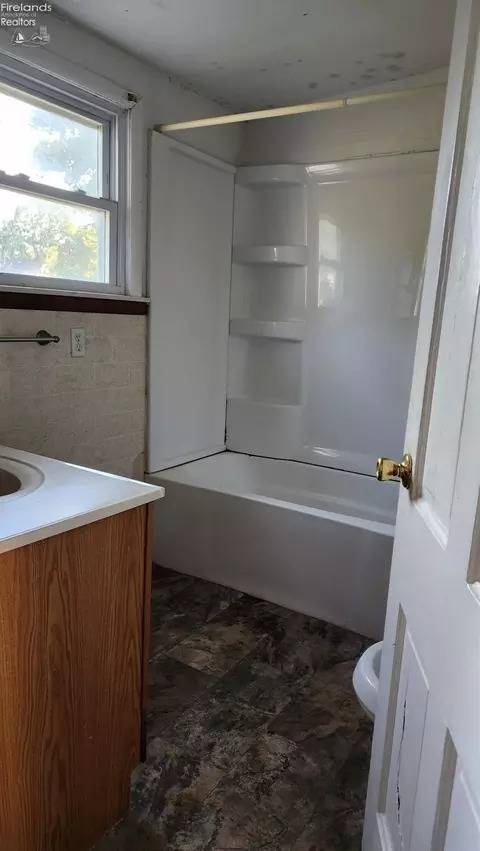 Bath - 114 Motson St, Willard, OH 44890 photo 1 of 1