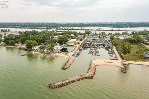 47 N Schooner Pt, Port Clinton, OH 43452