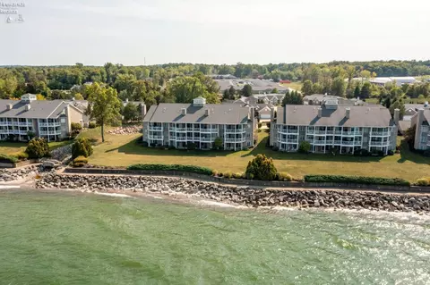 2884 Whispering Shrs, Vermilion, OH 44089