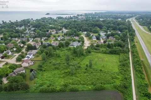 676 Salem Dr, Huron, OH 44839