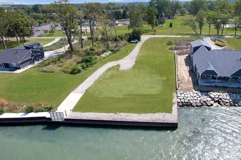 2525 E Sand Rd, Port Clinton, OH 43452