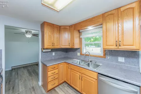 Kitchen - 829 Strowbridge Dr, Huron, OH 44839 photo 4 of 6