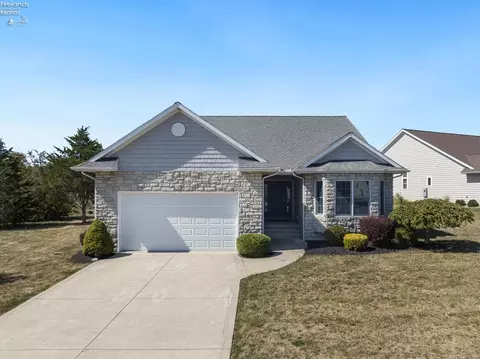 810 Harbor Point Dr, Port Clinton, OH 43452