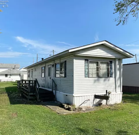 2127 S Arlington Dr, Marblehead, OH 43440