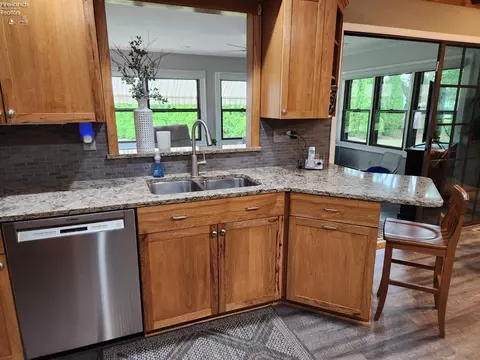 Kitchen - 712 Gloucester Dr, Huron, OH 44839 photo 7 of 10