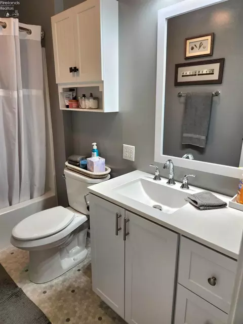 Bath - 712 Gloucester Dr, Huron, OH 44839 photo 12 of 18