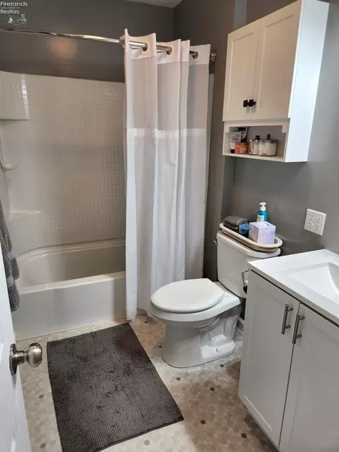 Bath - 712 Gloucester Dr, Huron, OH 44839 photo 8 of 18