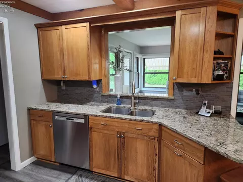Kitchen - 712 Gloucester Dr, Huron, OH 44839 photo 8 of 10