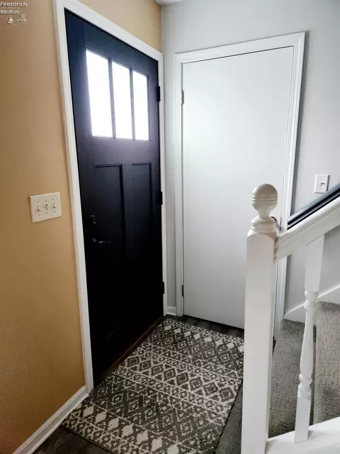 Entry Way - 712 Gloucester Dr, Huron, OH 44839 photo 2 of 6