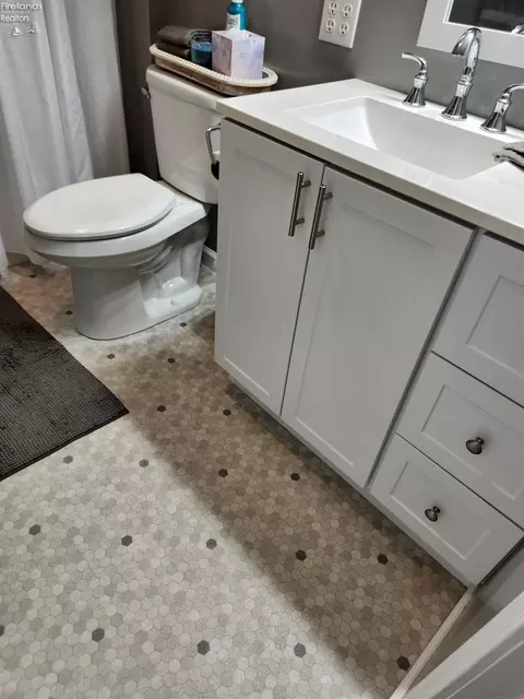 Bath - 712 Gloucester Dr, Huron, OH 44839 photo 10 of 18