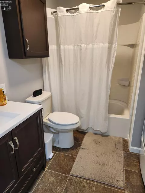 Bath - 712 Gloucester Dr, Huron, OH 44839 photo 17 of 18
